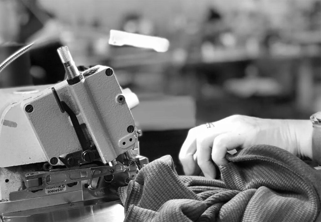 縫製工場にてミシンを使っている写真